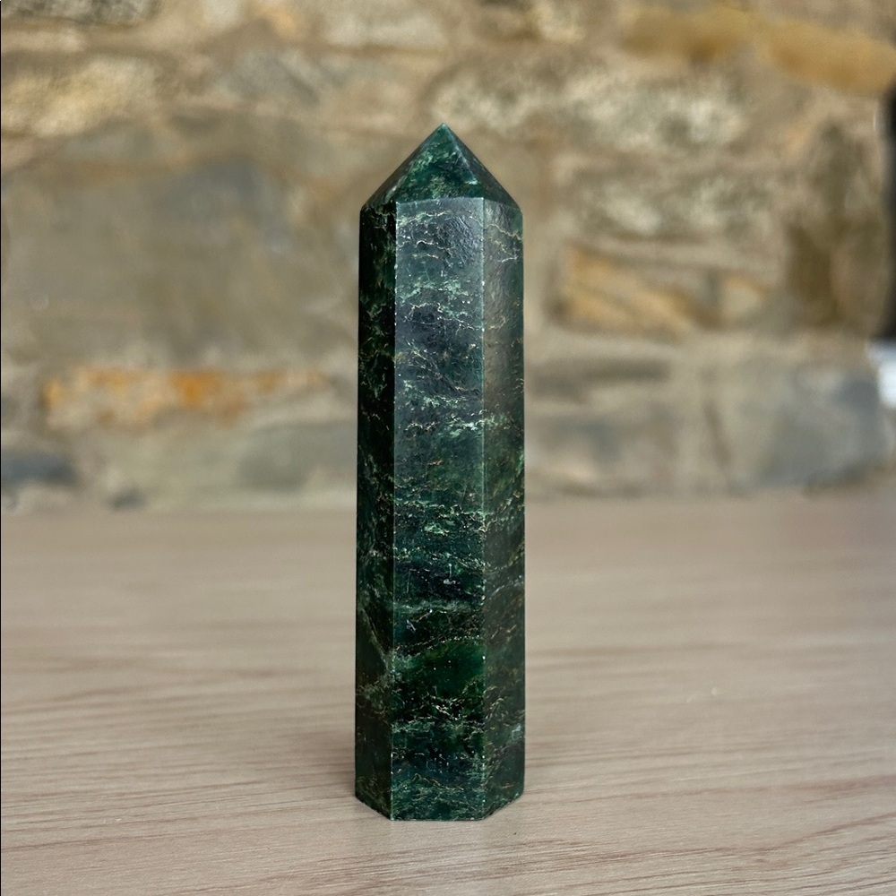 Emerald Dark Green Crystal Point Tower